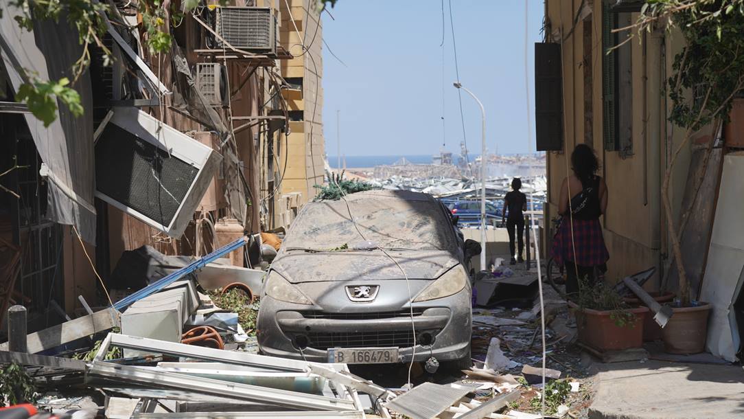 27192-car-destroyed-under-rubble-beirut