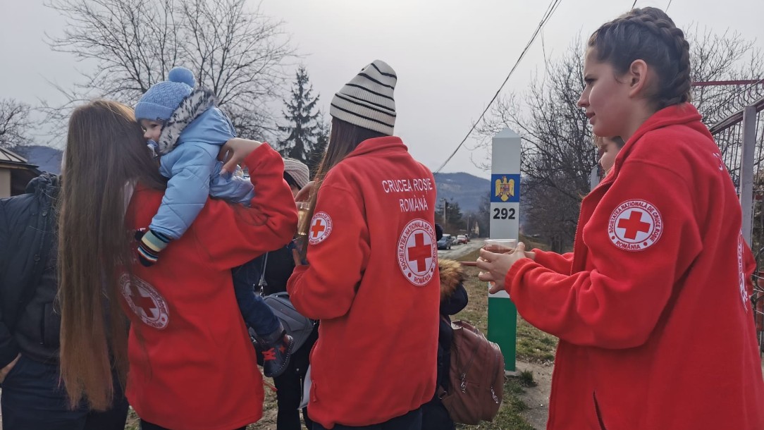 The Romanian Red Cross has deployed volunteers from all branches along its border to distribute food, water, basic aid items and hygiene products to people in need.