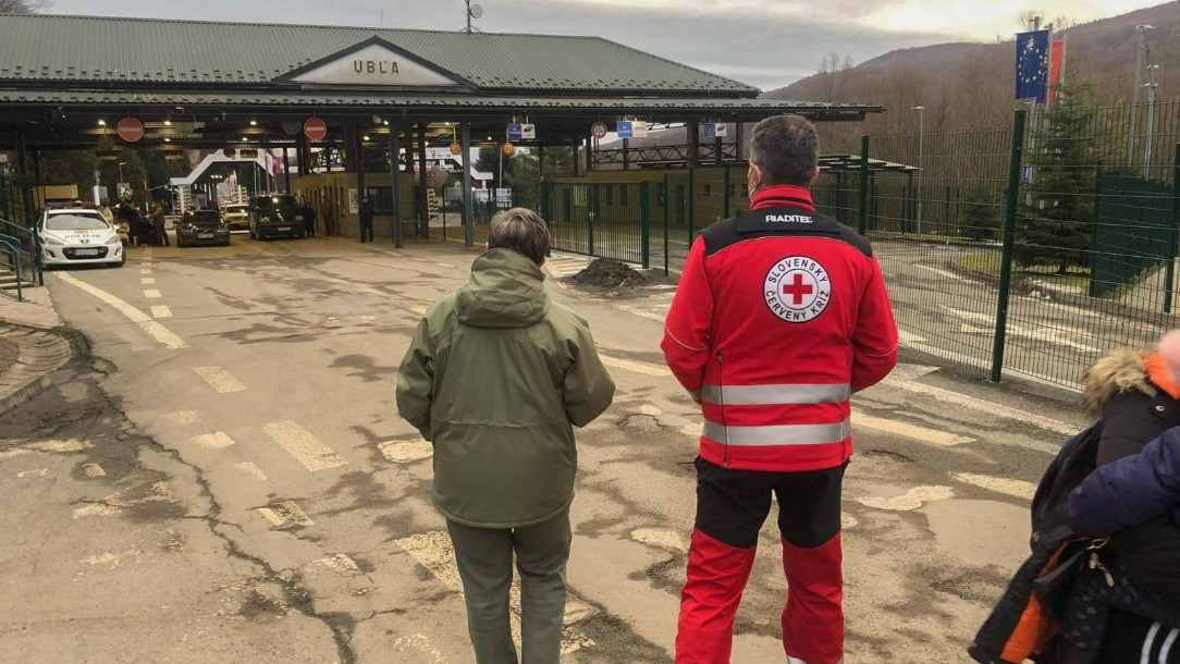 At the border crossing point in Ubla, the Slovakian Red Cross is setting up tents to provide temporary shelter for people arriving from Ukraine.