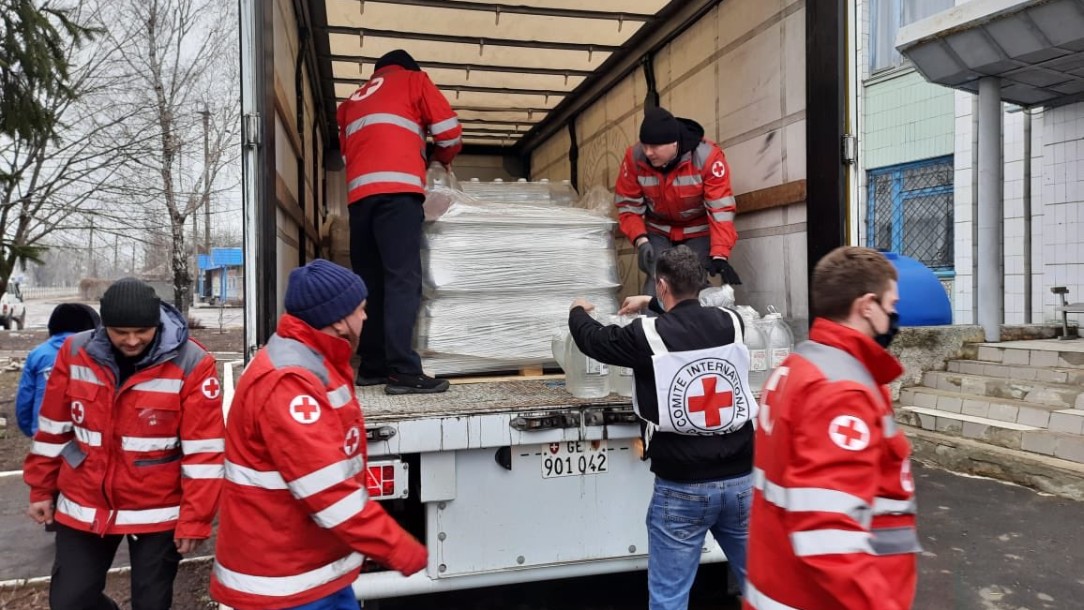 ICRC teams deliver 16,200 litres of potable water to Olenovka village in Donbas.