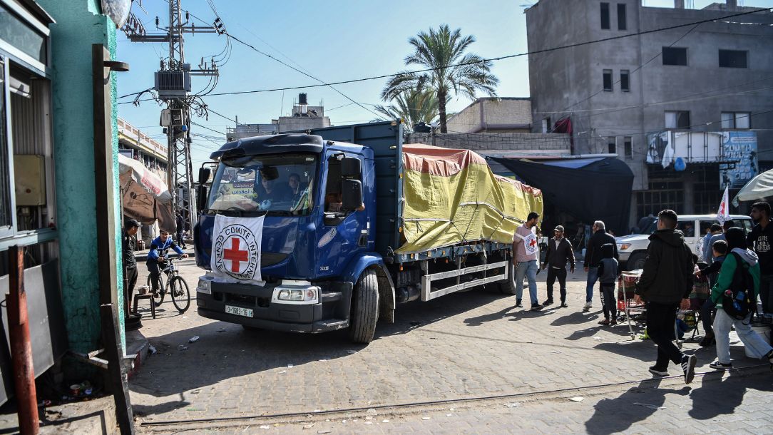 ICRC aid trucks enter Gaza as part of a humanitarian pause.