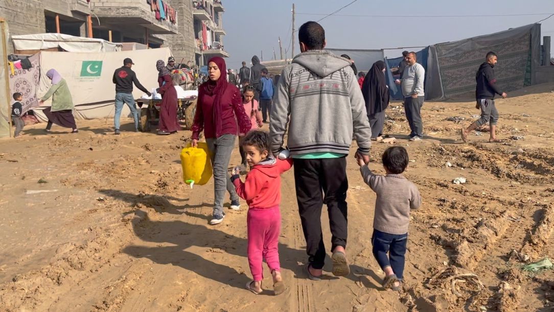 Children and their father in Gaza 1084 x 610