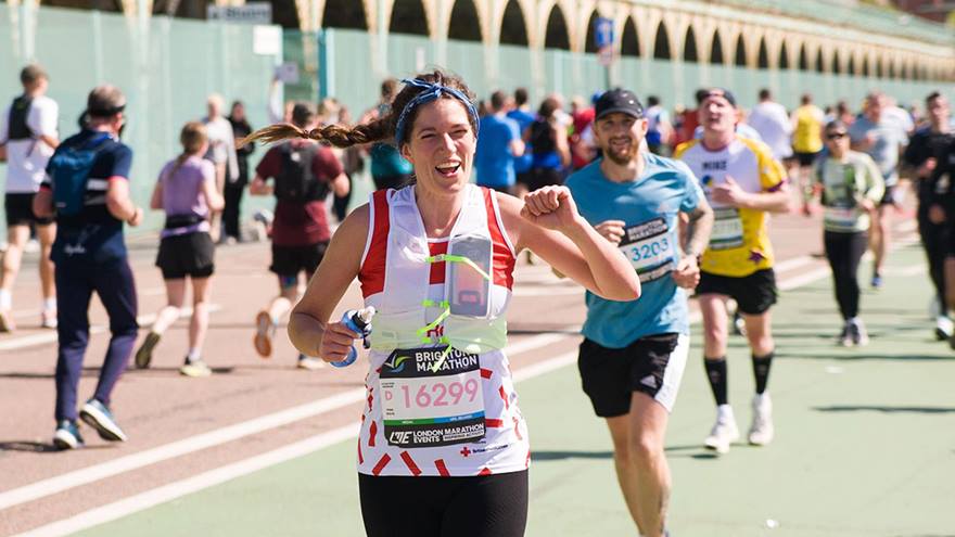 Runner takes part in Brighton Marathon charity run for Team Red Cross.