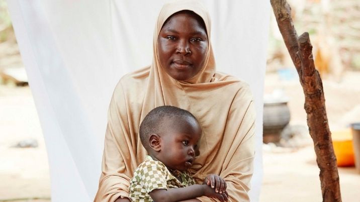 Hassi Seyni and her child in The Sahel.