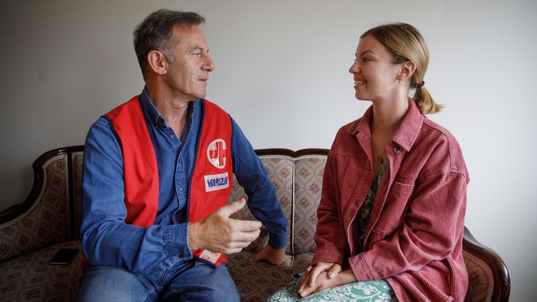 Harry Potter actor and British Red Cross ambassador, Jason Isaacs, talks to a Ukrainian woman who left her family and home behind in the conflict.