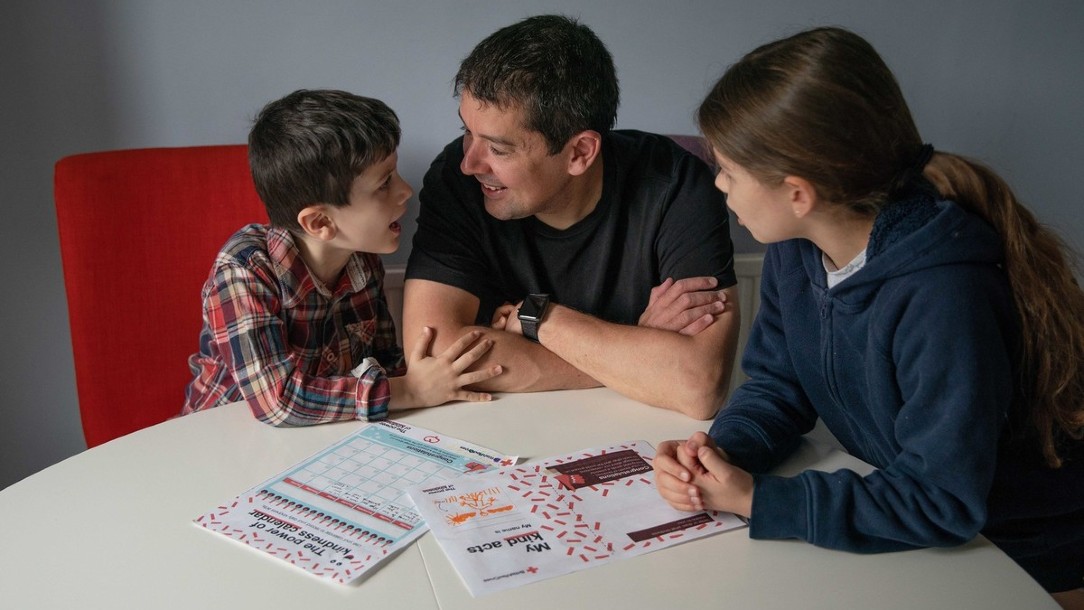 Children talking to their dad about the kindness calendar