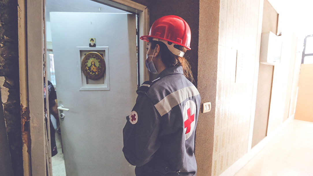 A Lebanese Red Cross volunteer makes a home visit