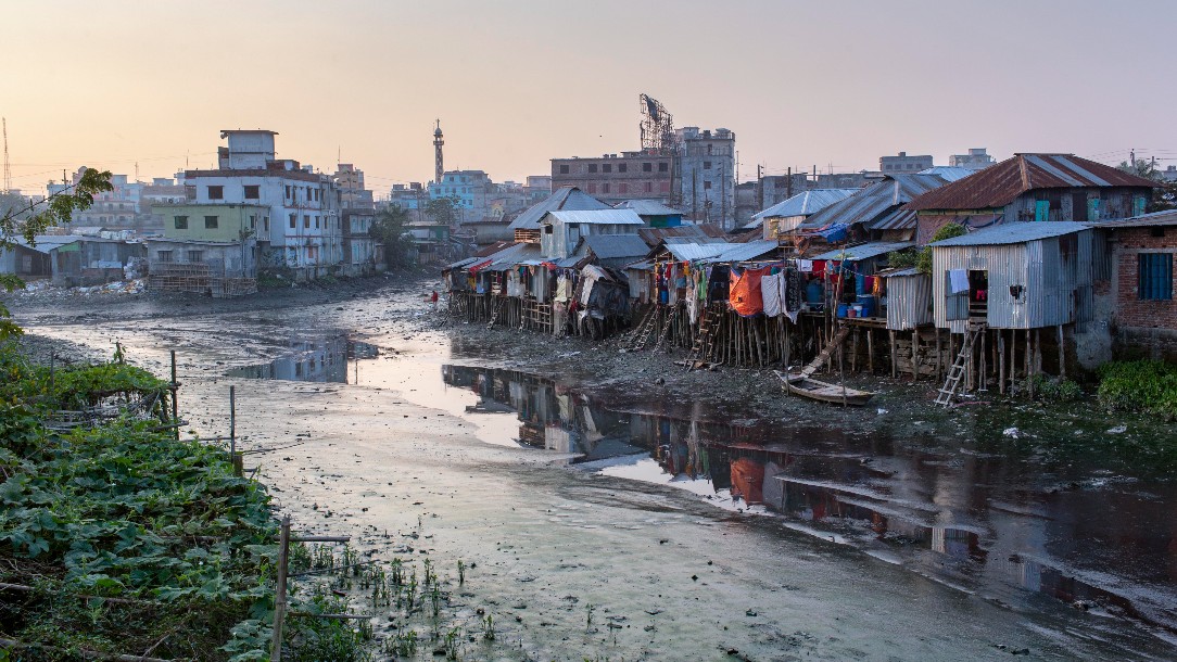 A photo of Barishal in Bangladesh, which is badly affected by flooding and monsoons every year. In the photo, homes are seen right on the banks of a river, which often floods