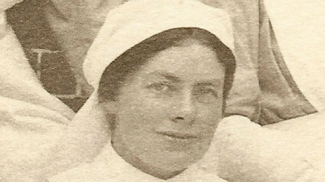 Head and shoulders photograph of First World War nurse, Peggy Arnold, in her uniform.