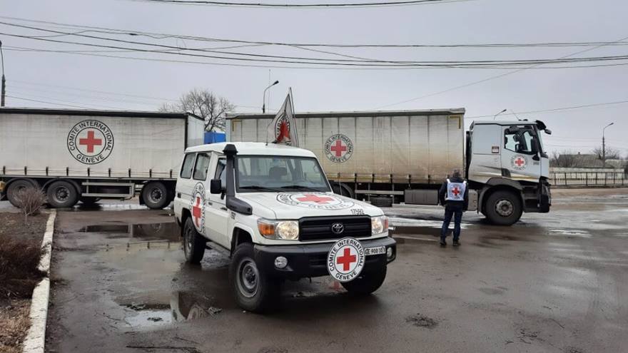 ICRC staff and volunteers deliver aid