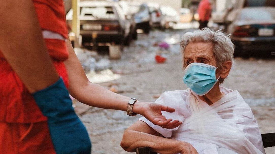 Photograph of Tala supporting a woman in Beirut